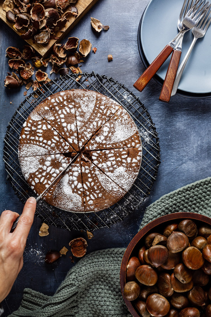 schokoladen keks mit kastanien schnell zubereiten mit puderzucker in stücke schneiden