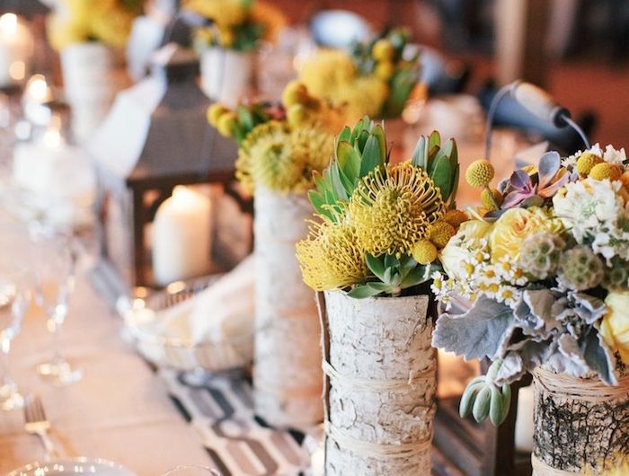 schöne tischdeko hochzeit vase aus birkenholz mit gelben blumen deko birkenstamm dekoration kreativ gedeckter tisch