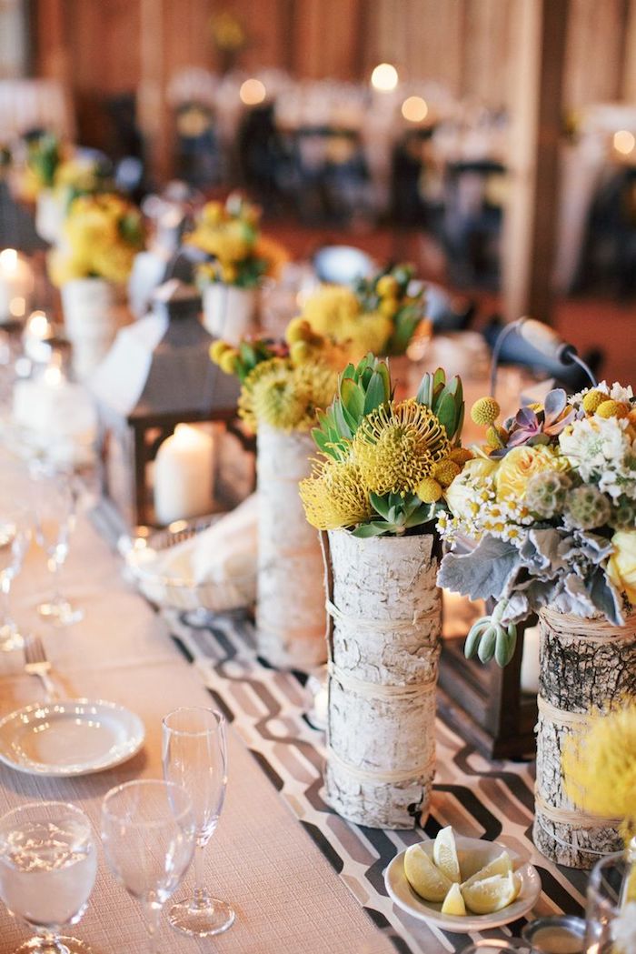 schöne tischdeko hochzeit vase aus birkenholz mit gelben blumen deko birkenstamm dekoration kreativ gedeckter tisch 