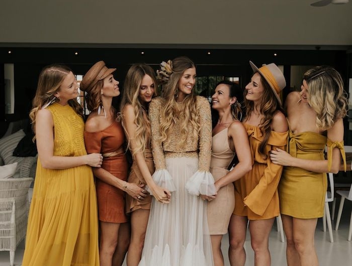 stylische brautkleider 2021 tendenzen boho chic style brautjungfer gelber kleider weiß goldenes hochzeitskleid lange ärmel senf farbe hochzeitsideen