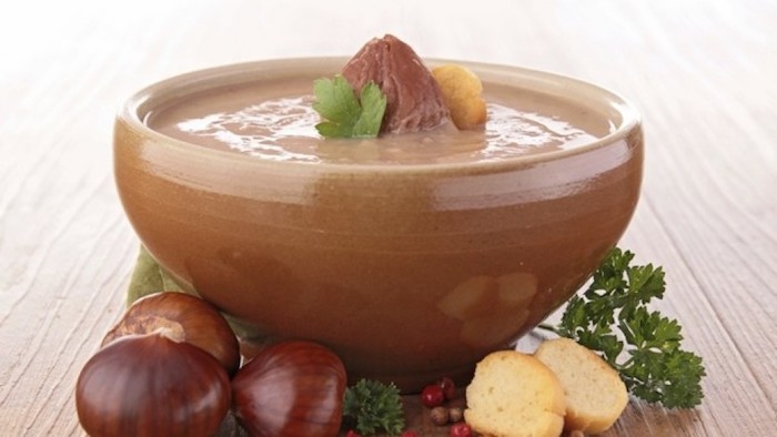 suppe mit maronen kochen rezept schüssel mit warmer kastaniensuppe in herbst
