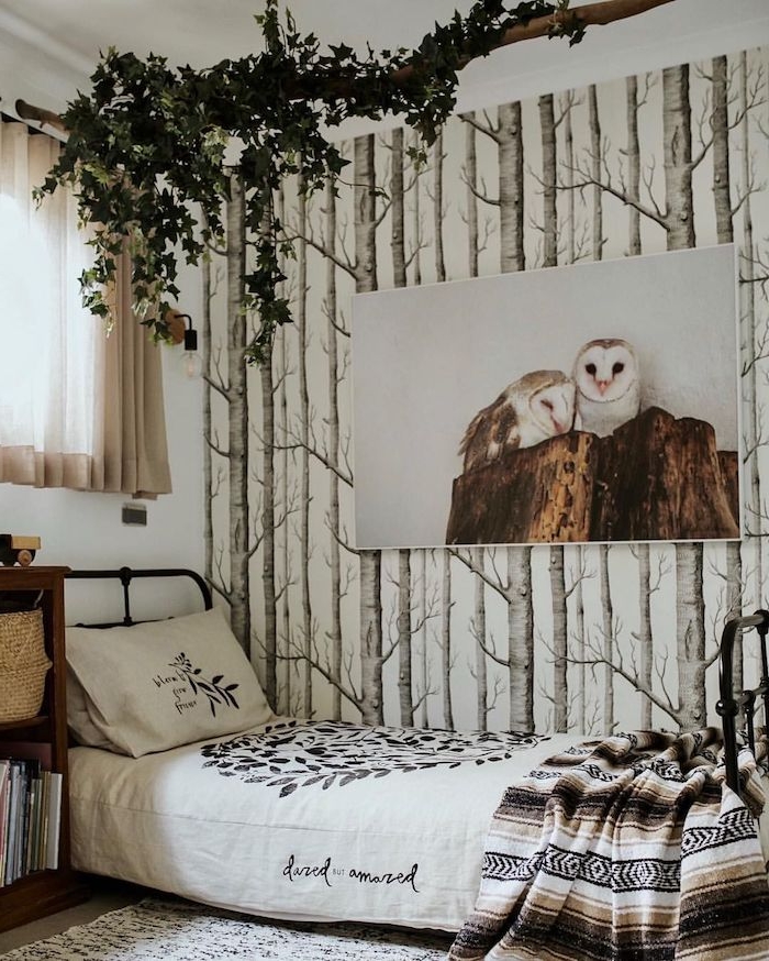 teenager schlafzimmer einrichten deko birkenstamm tapete großes bild von zwei eulen grüne hängende pflanzen boho chic einrichtung