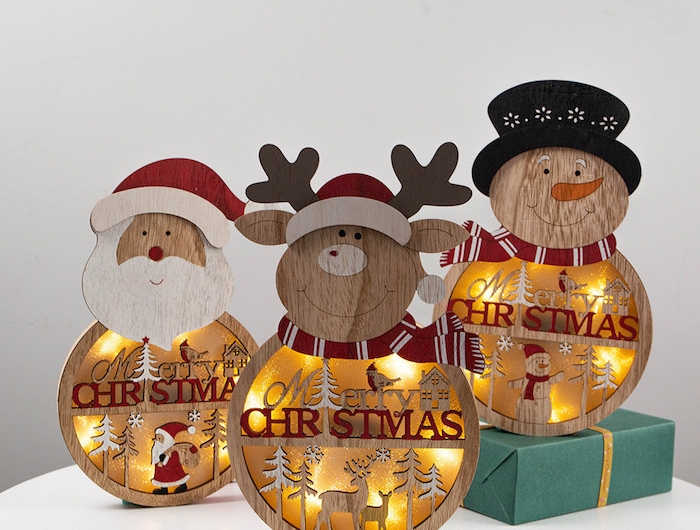 tischdeko holzscheiben selber machen zu weihnachten basteln hirsch santa schneemann lampen