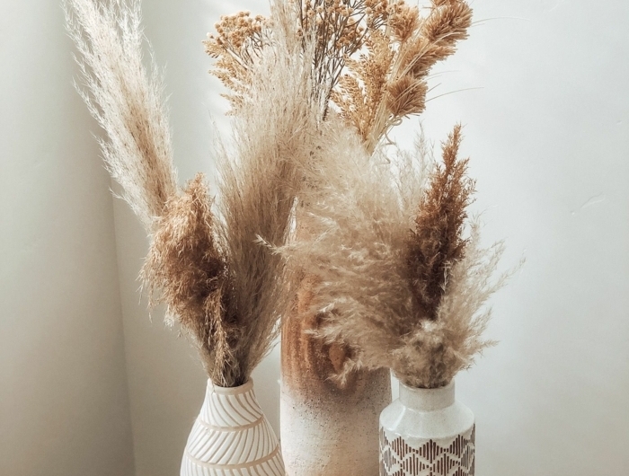 trockenblumen deko vasen mit trockengras tischdeko in skandinavischem stil skandi wohnen ideen