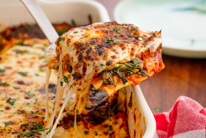 vegetarische gerichte chefkoch für gäste lasagna mit tomaten süßen kartoffeln schnitt