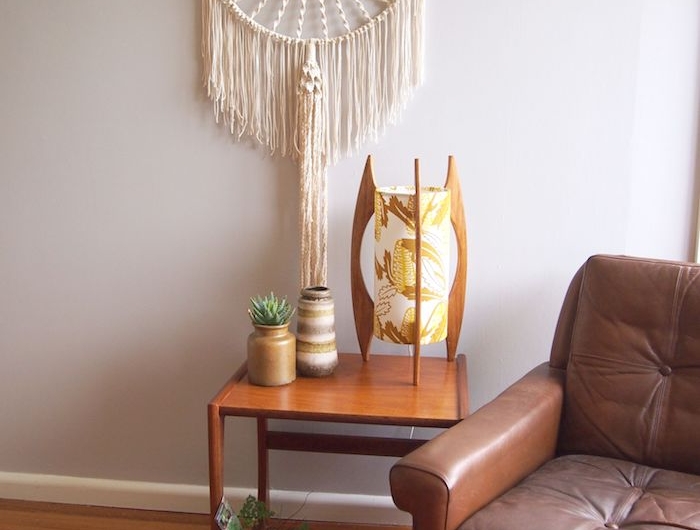 wanbehang inspiration brauner ledersessel kreative gelbe tischlampe grüne pflanze makramee traumfänger diy dekoration wohnzimmer ideen inspo