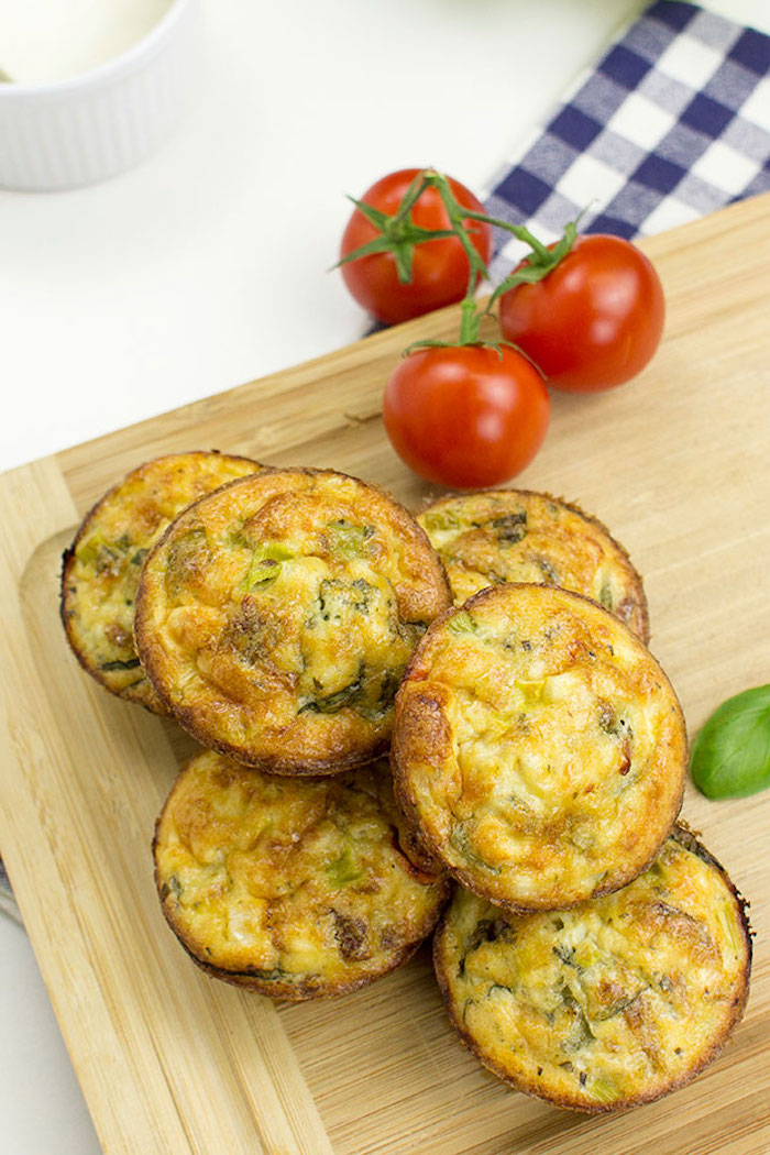 was koche ich heute vegetarisch frühstück schnell vorbereiten muffins mit eiern und tomaten italienische rezepte