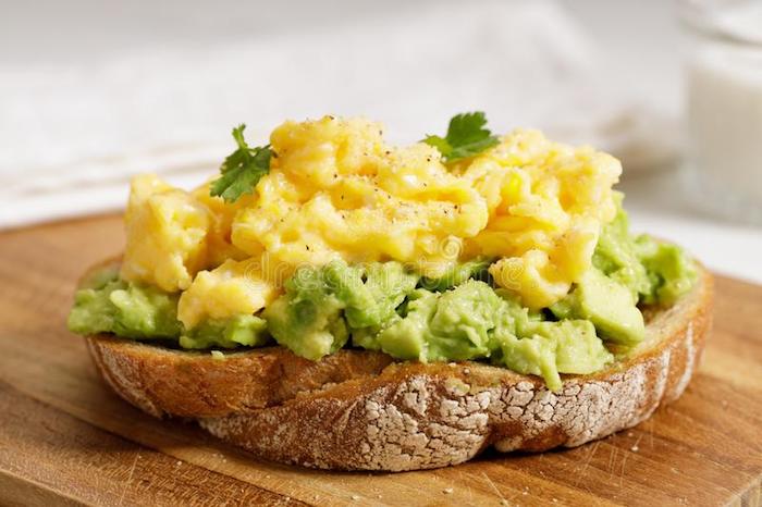was koche ich heute vegetarisch frühstück toast mit rührei und avocado lecker gesund