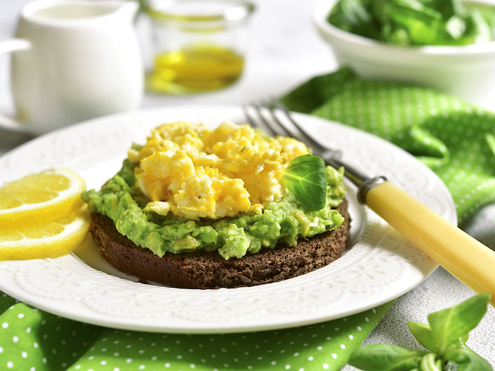 was koche ich heute vegetarisch frühstück toast mit rührei und avocado lecker weißen teller