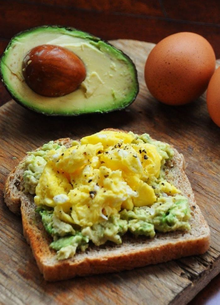 was koche ich heute vegetarisch schnelle rezepte für vegetarisches frühstück rührei mit avocado toast