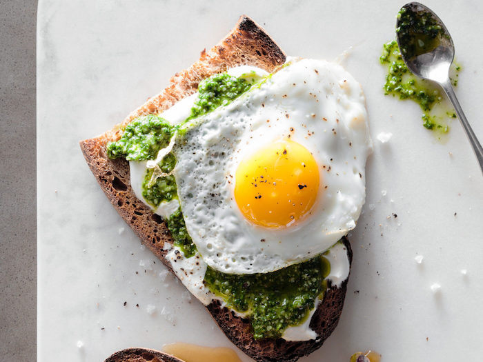 was koche ich heute vegetarisch schnelle vegetarische rezepte zum frühstück toast mit kale pesto und ei