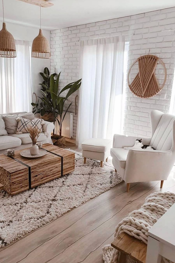 weiße ziegelsteinwand wanddeko aus holz lange weiße gardinen holzkasten wohnzimmer einrichten beispiele grüne pflanze interior design minimalistisch
