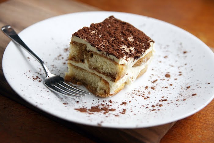 weißer teller mit einem kuchen mit schokolade eine gabel kuchen rezepte einfach und schnell mit wenig zutaten