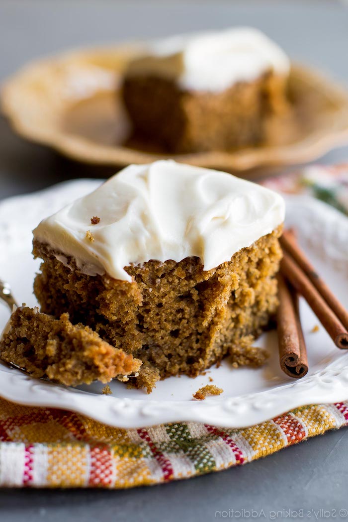 zimt und ein kuchen mit sahne ein weißer teller eine bunte decke rezepte für kuchen mit wenig zutaten