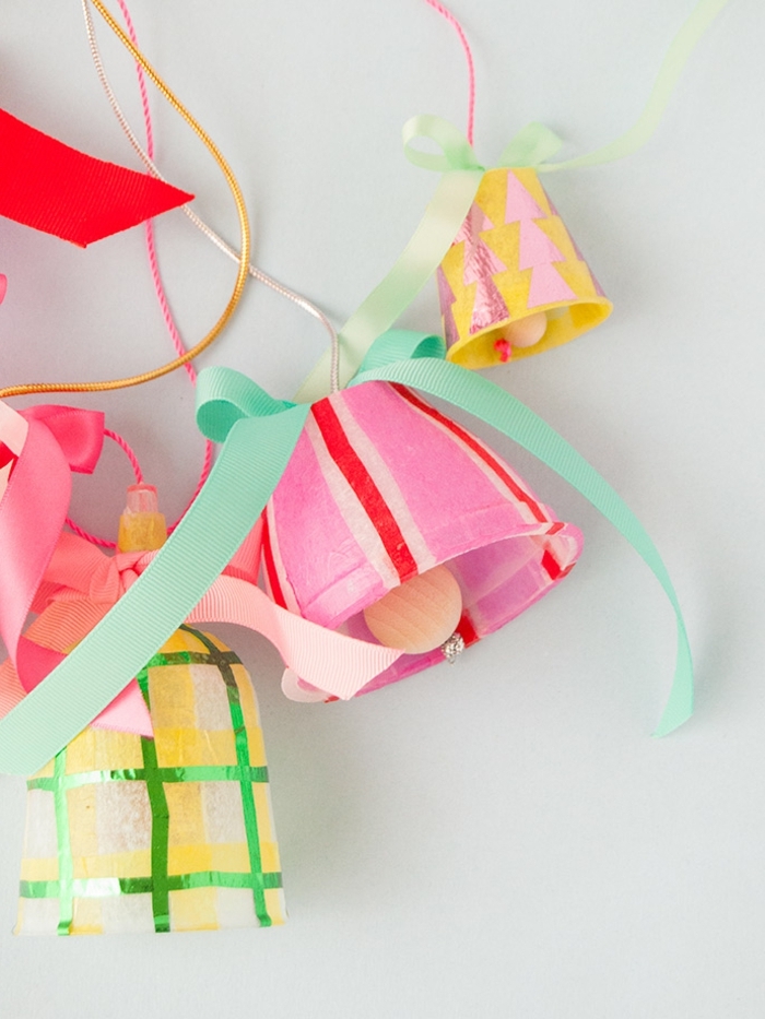 1 weihnachtsbasteln mit kindern weihanchtsglöckchen in bunten farben dekoriert mit schleifen diy ideen zu weihanchten