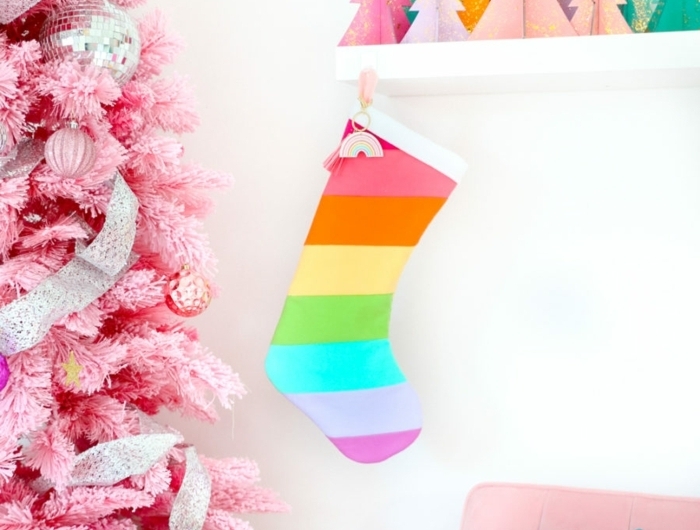 1 weihnachtsbasteln mit kindern weihanchtssocke in den regenbogenfarben wohnung festlich dekorieren winterdeko rosa tannanbaum