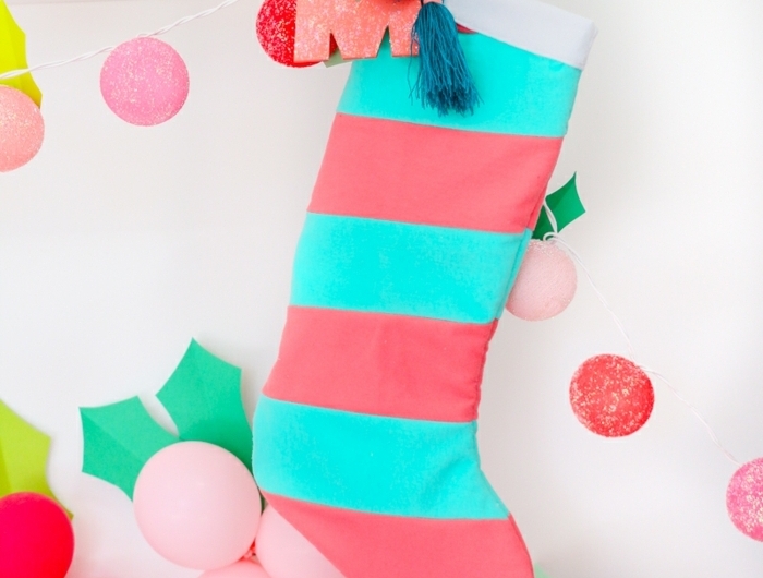 4 weihnachtsliches basteln mit kindern weihanchtssocke in rosa und blau diy deko zu weihnachten farbenfrohe deko