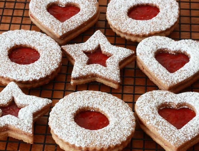 linzerkekse verschiedene formen herzen sterne kreise omas spitzbuben rezept weihnachtsrezepte für leckere plätzchen kekse aufgestellt auf grillrost