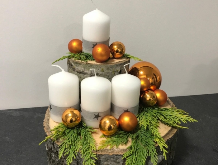 adventskranz baumscheibe ideen vier weiße kerzen goldene weihnachtskugeln tannenzweige simpel