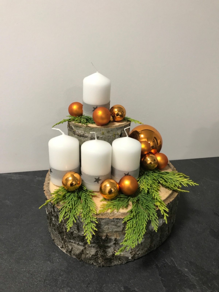 adventskranz baumscheibe ideen vier weiße kerzen goldene weihnachtskugeln tannenzweige simpel