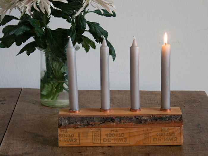 adventskranz baumscheibe schlicht vier kerzen weiß baumstück blumen hintergrund