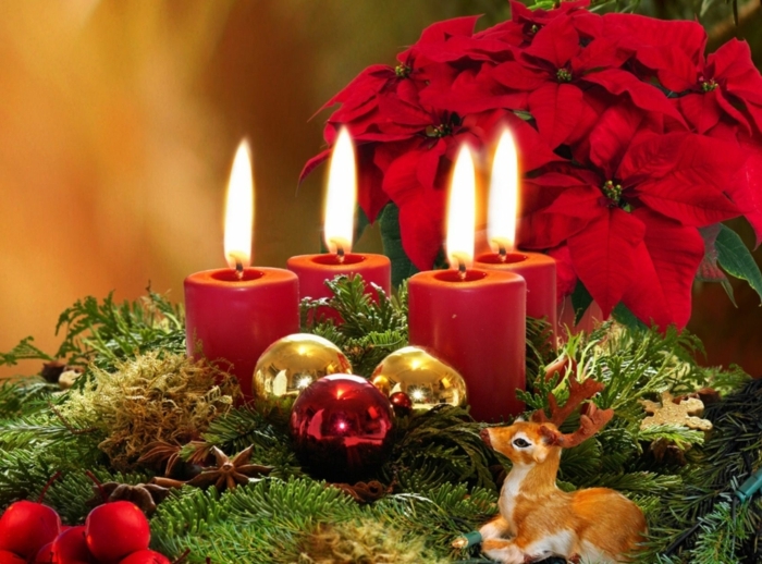 adventskranz baumscheibe selber machen viel moos und tannenzweige vier rote kerzen gold rot kugel weihnachtsstern