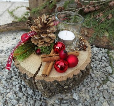 adventskranz holzscheibe diy ideen adventskranz weiß teekerzen tannenzweige zapfen rote kugeln