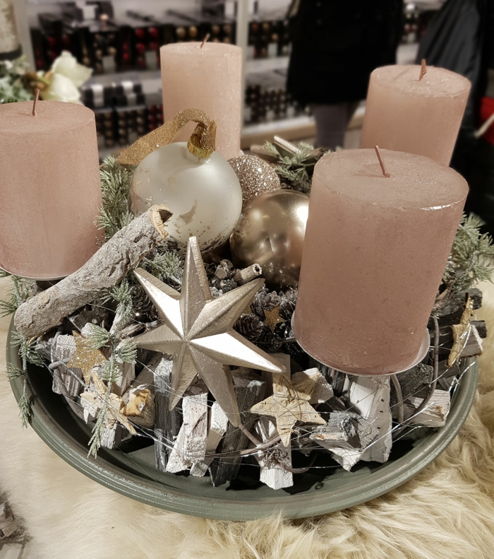 holz adventskranz mit weihnachtskugeln und rosa kerzen