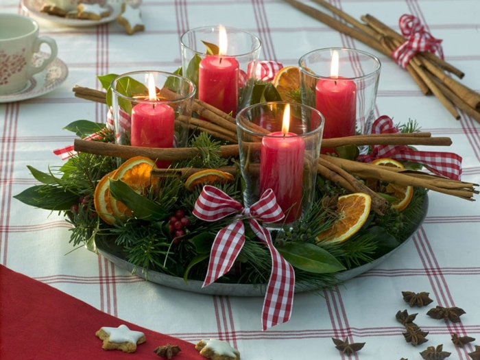 adventskranz holzscheibe selber machen weihnachtsgesteck basteln kranz mit zimtstangen glas kerzen orangenscheiben