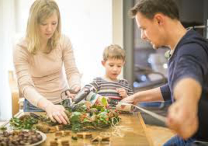 adventskranz holzscheibe selber machen zuhause mit der ganzen familie adventskranz ideen basteln