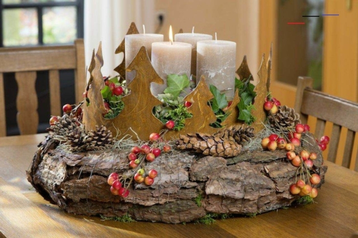 adventskranz selber machen baumrinde verwenden kerzen figuren aus holz tannenzweige weihnachts deko tannenzapfen
