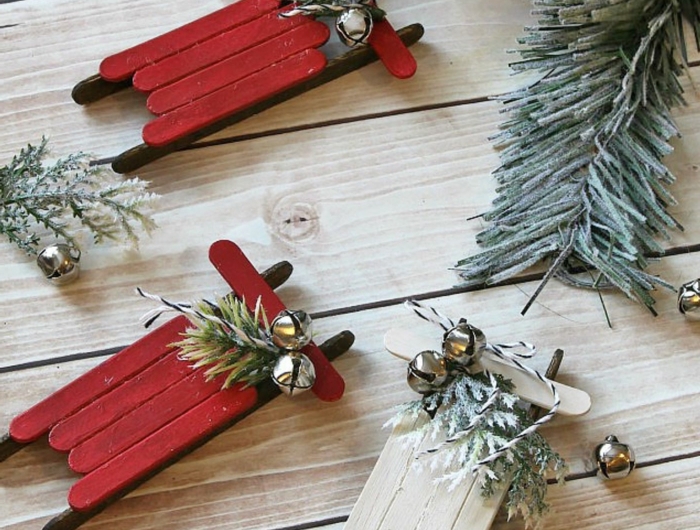 anleitung diy ornamente weihnachten rote und weiße schlitten aus eisstielen upcycling ideen weihnachtsbaum schmücken