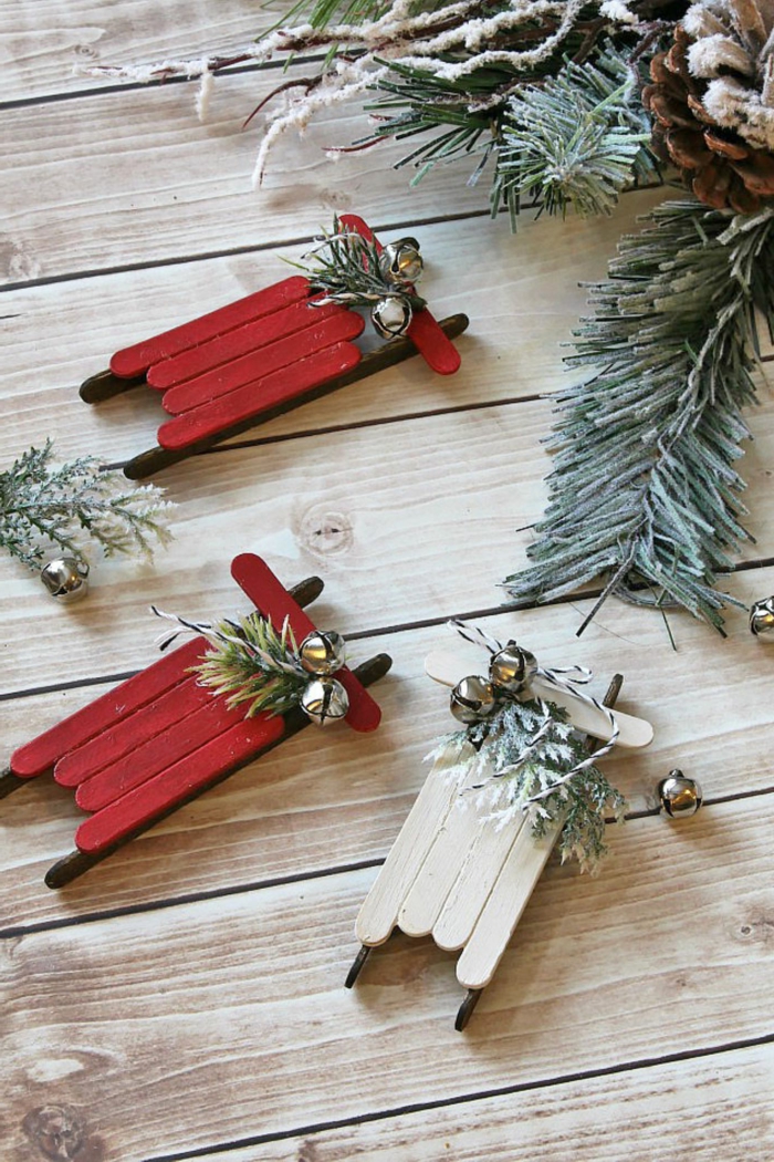 anleitung diy ornamente weihnachten rote und weiße schlitten aus eisstielen upcycling ideen weihnachtsbaum schmücken