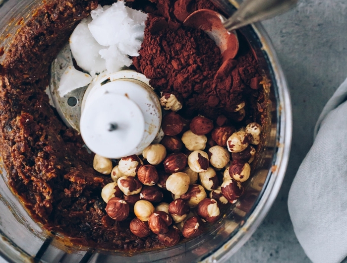 anleitung schritt für schritt ein mixer mit haselnüssen kakao und vanillezucker alternative zu nutella