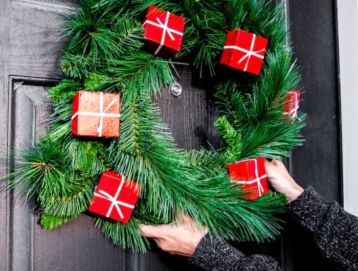 außgefallene weihnachtsdeko selber machen baseln zu weihnachten türkranz aus zweigen dekoriert mit roten geschenkboxen