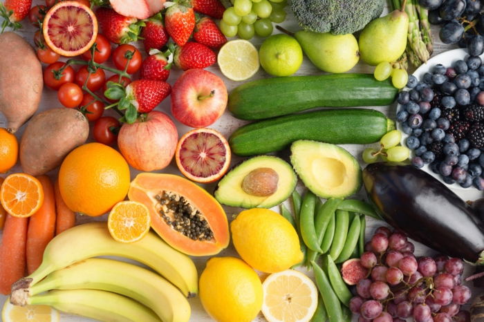 bannanen und avocado viele erdbeeren und zitronen obst das das das immunsystem stärkt