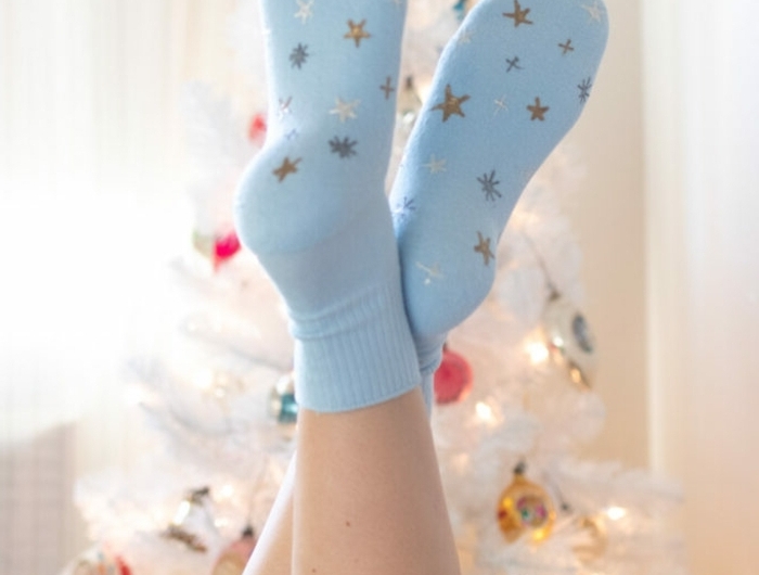 bastelideen für weihanchten last minute geschenke für frauen weihanchtsgeschenk blaue socke mit sternen dekorieren