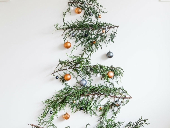 bastelideen weihnachten einfach alternativer tannenbaum weihnachtsbaum selber machen aus zweigen und weihanhtskugeln