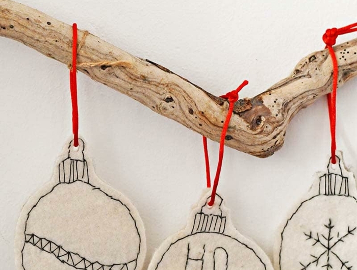 baumzweig mit aufgehängten runden ornamenten weihnachtsbaum ideen minimalistische weihnachtsdeko selber machen ideen