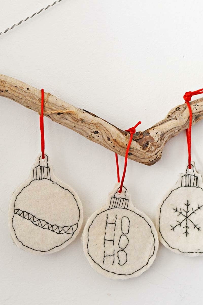 baumzweig mit aufgehängten runden ornamenten weihnachtsbaum ideen minimalistische weihnachtsdeko selber machen ideen
