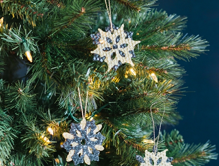 bienenwachs schneeflocken ornament diy weihnachtsbaum schmücken ideen modern minimalistisch tannenbaum dekoriert mit lichtern