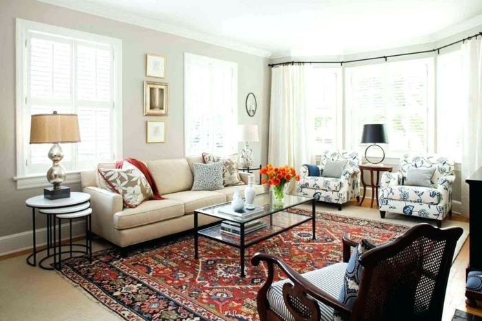 boho deko einrichtung boho style wohnzimmer großer persischer teppich in rot sofa in weiß große fenstern