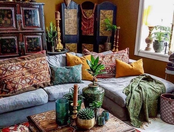 boho deko großes sofa niedrig blau kissen persischer teppich rot holztisch lampen orientalisch