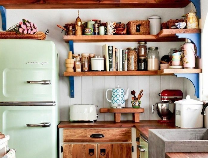 boho deko küche in retro style kühlschrank minzgrün holz regalen und schränke bunte deko