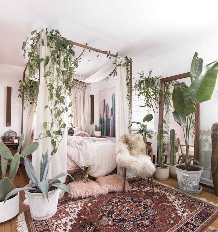 boho deko schlafzimmer bett boho bettwäsche viele pflanzen persischer teppich kleiner sessel