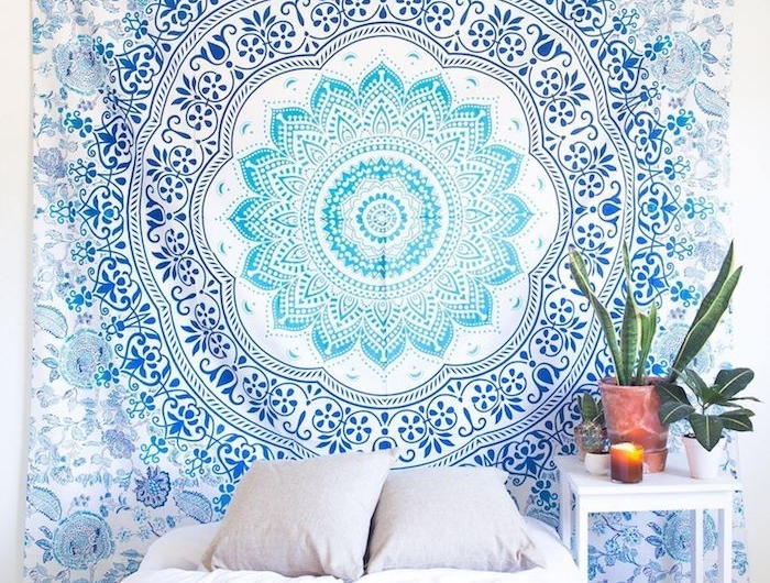 boho deko schlafzimmer weiße bettwäsche wandtuch hellblau mandala