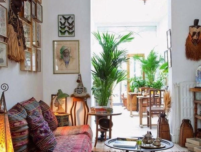 boho deko style wohnzimmer weiße wände sofa bunt marokkanische deko holz lampe