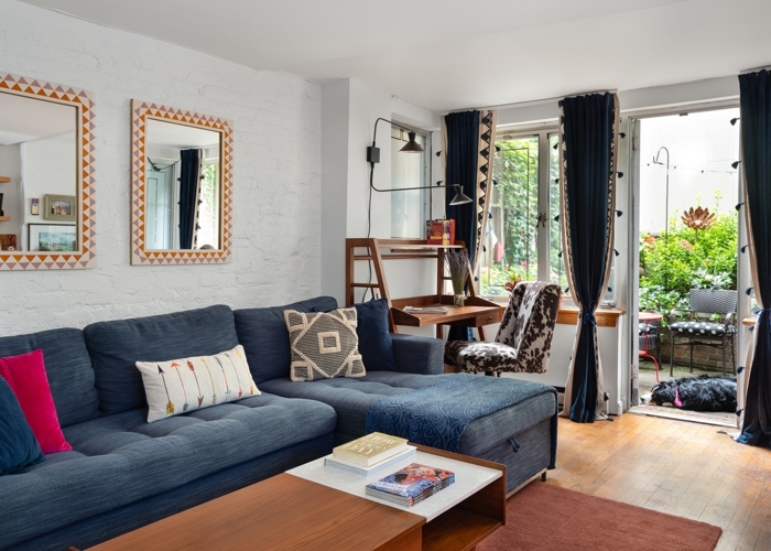boho deko wohnzimmer boho wohnen einrichtung blaue sofa und gardinen holzmöbel terrasse weiße wände