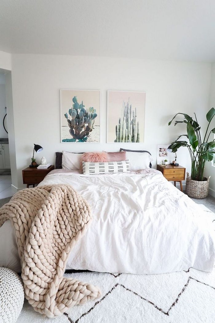 boho schlafzimmer weiße bettwäsche boho style wanddeko prints große pflanzen