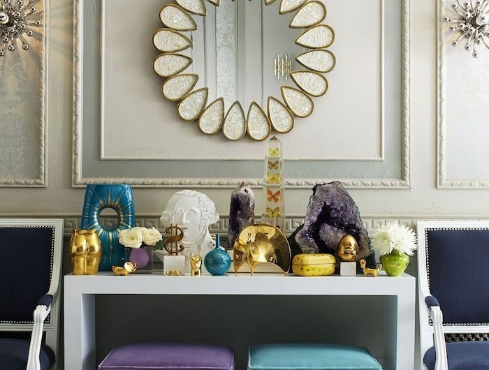 boho style arbeitszimmer tisch boho deko figuren in gold türkis amethyst spiegel mit goldenem rahmen